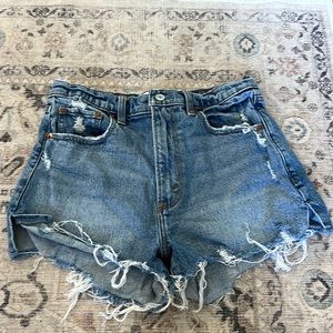 Abercrombie the mom short, high rise, medium blue denim